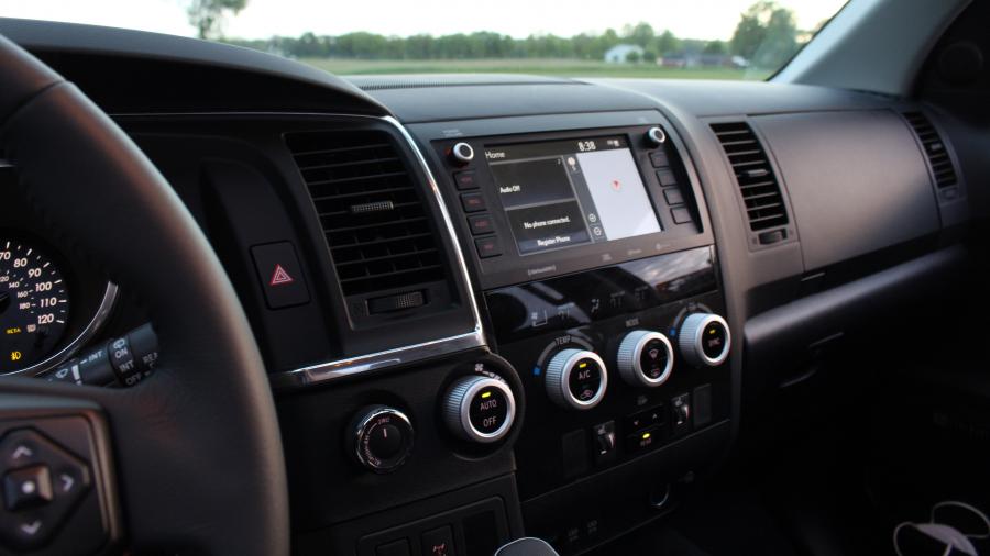 Детали интерьера Toyota Sequoia TRD Pro 2020 года  (фото 34 из 44)